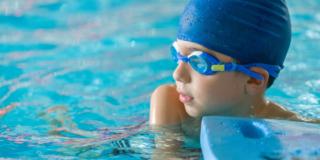 Lezioni di nuoto salva-vita per i bambini autistici