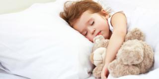 Dormire con l’orsetto aiuta i bimbi a leggere