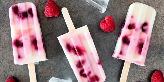 Ghiaccioli yogurt e lamponi
