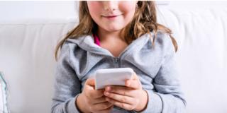 Pollice da smartphone: in aumento i bambini colpiti