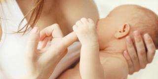 Allattare al seno protegge (anche) il cuore delle mamme