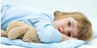 Dorme poco: colpa di mamma e papà?
