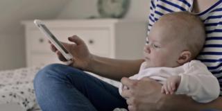 Smartphone e tablet: mamma e papà, non esagerate!