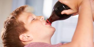 Obesità infantile: bevande gassate vietate a scuola