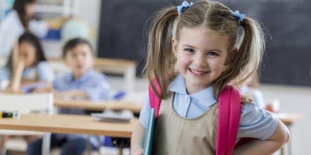 Bimba di 5 anni che vuole vestirsi poco perché ha sempre caldo