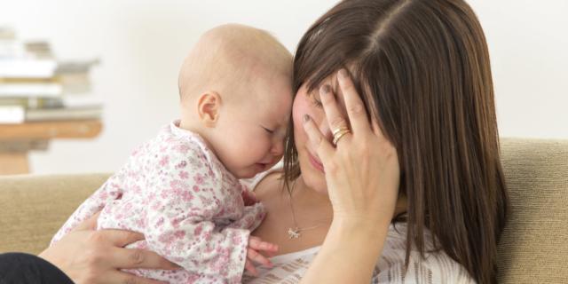 Depressione post-partum: il rischio è “scritto” nei capelli