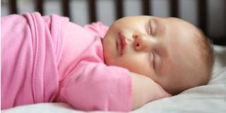 Sids: no a cuscini imbottiti e ad altri oggetti nella culla del bebè