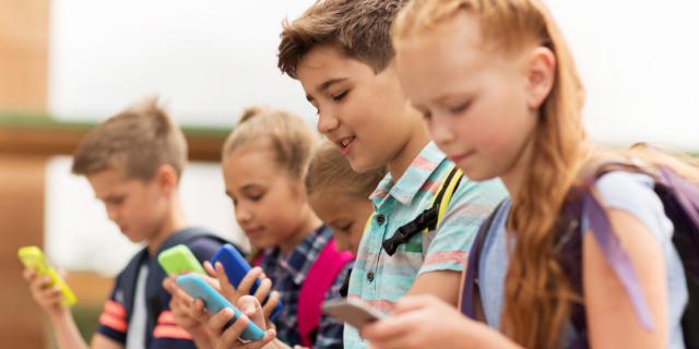 Dipendenza da smartphone: i ragazzi controllano il telefonino 75 volte al giorno