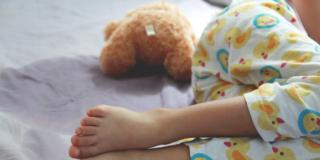 Pipì a letto per un bambino su 5: cause e rimedi