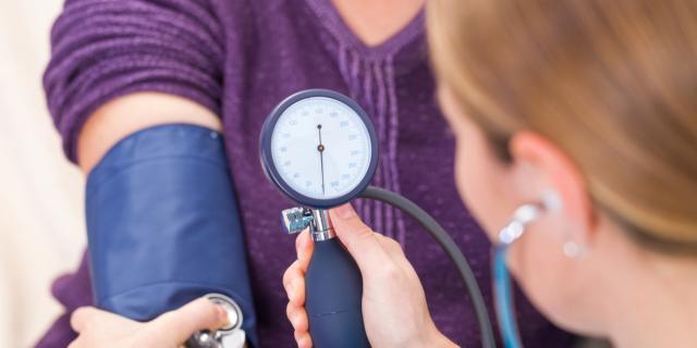 Pressione del sangue, si cambia: ora è alta quando supera gli 80/130 mmhg