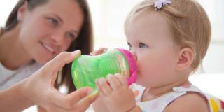 Acqua al neonato: qual è il momento giusto?