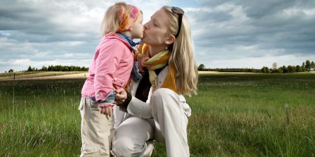 Baci sulla bocca ai bimbi possono favorire la carie ai denti