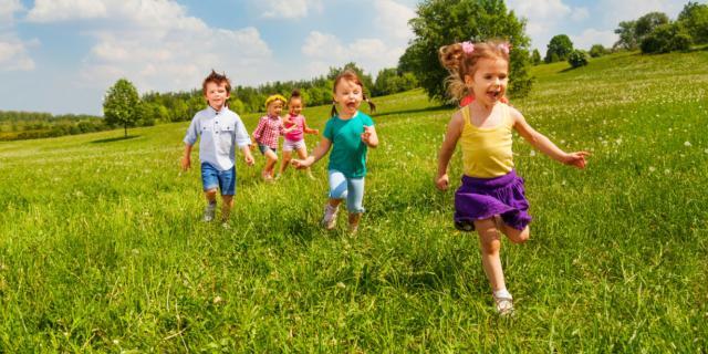 Giocare nel verde favorisce lo sviluppo dei bambini