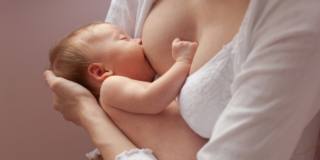 Allattare al seno: ideale almeno fino ai 6 mesi, ma non sempre è possibile