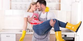 Intimità di coppia migliora se i lavori di casa sono condivisi