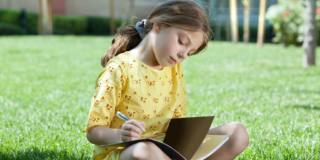 Compiti a casa: aiutare i figli fa più male che bene… anche in vacanza