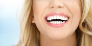 Denti bianchi ma senza rischi