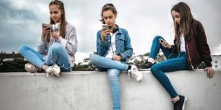 Drogati di smartphone: le notifiche creano dipendenza