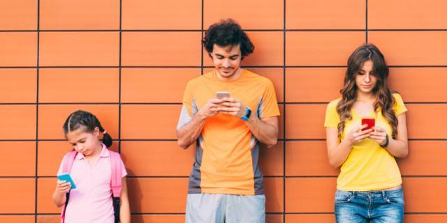 Occhio alla postura da smartphone: rende gobbi!