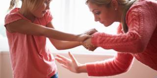 Sculacciare i bambini: psicologi contrari