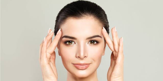 Lo stretching del viso contro le rughe