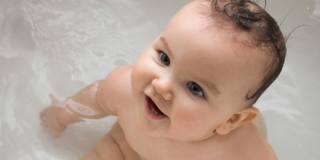 Eczema nei bambini: gli oli da bagno non servono