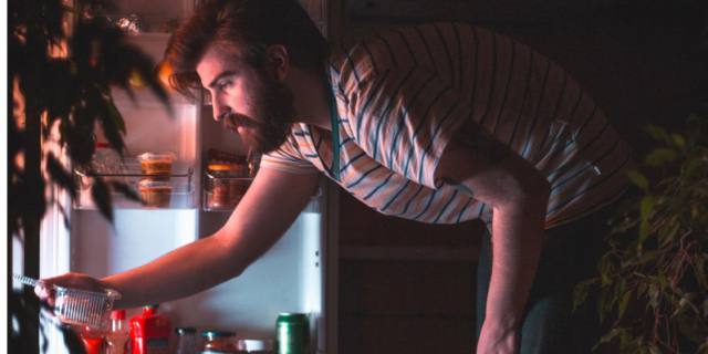 Bulimia negli uomini: aumentano le abbuffate compulsive