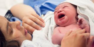 Violenza ostetrica: il parto è un trauma per due donne su 10