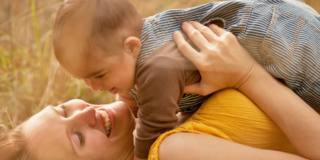 Sintonia con la mamma influenza abilità socio-cognitive dei bambini