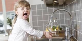 Carie nei bimbi: il fluoro nell’acqua potabile riduce il rischio