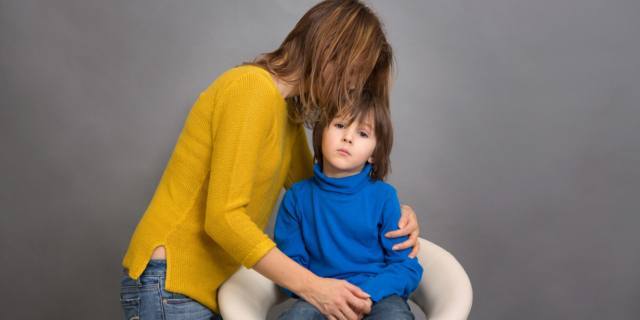 Genitori elicottero? Troppa ansia riduce autonomia figli