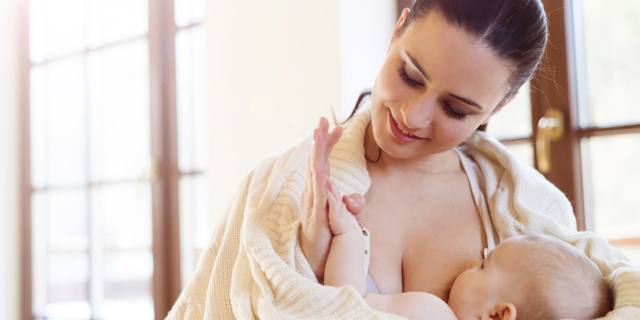 Bere alcol durante l’allattamento fa male al cervello del bimbo