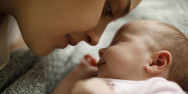 Coccole e carezze favoriscono lo sviluppo cerebrale dei bambini