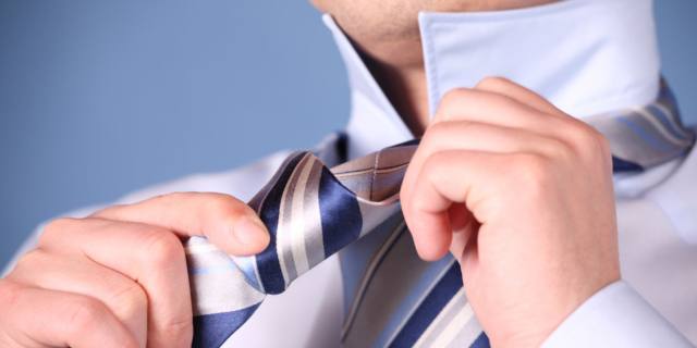 Cravatta: rischi se è troppo stretta