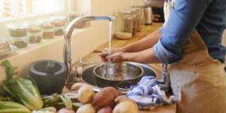 Mani sporche in cucina? Superfici e cibi sono a rischio di contaminazione