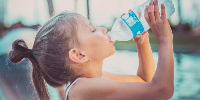 Idratazione nei bambini: i rischi se manca l’acqua