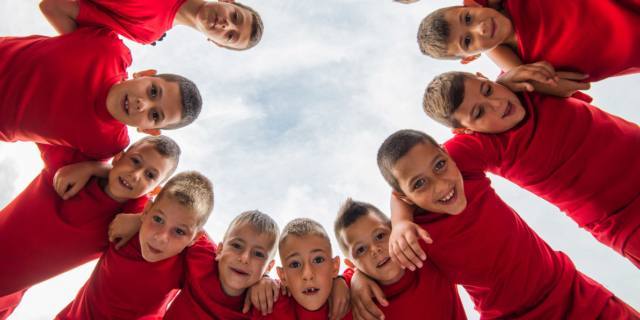 Amicizia tra adolescenti: i ragazzi fanno più squadra e sono più fedeli