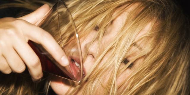 Dal binge drinking all’alcol-dipendenza il passo è breve