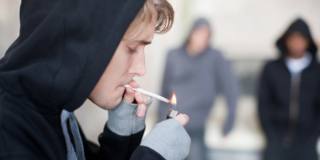 Spinelli e cannabis: per il 90% degli adolescenti “fumare” è normale