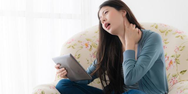 Collo da tablet: il nuovo disturbo da tecnologia