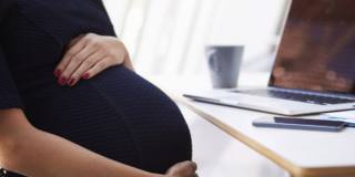 Nuovo congedo di maternità: lavorare fino al parto è rischioso?