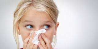Raffreddore nei bambini: la metà dei genitori (americani) lo cura con vitamine e integratori
