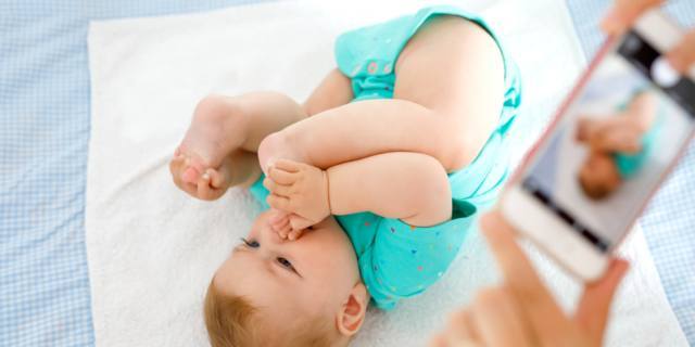 Sharenting, in Russia più condivise le foto dei figli maschi