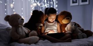 Sonno dei bambini: niente tv e tablet al buio prima di dormire