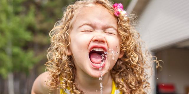 I bambini non hanno mai sete: facciamoli bere spesso