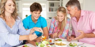 Abitudini alimentari più sane per i figli che mangiano a casa