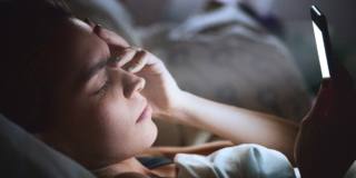 Smartphone causa disturbi del sonno… soprattutto nelle donne