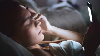 Smartphone causa disturbi del sonno… soprattutto nelle donne