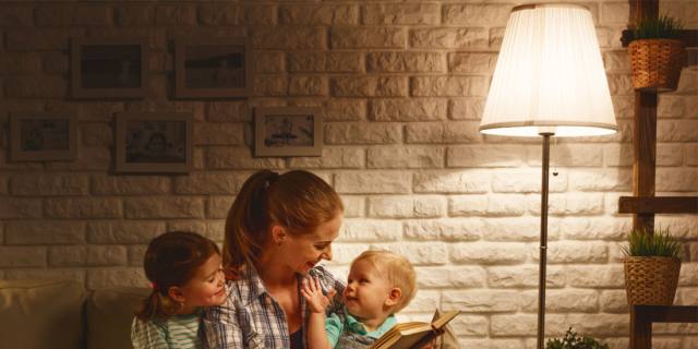 Fiabe ai bambini: meglio i libri di carta