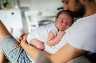 Fertilità maschile: non aspettare troppo prima di diventare papà
